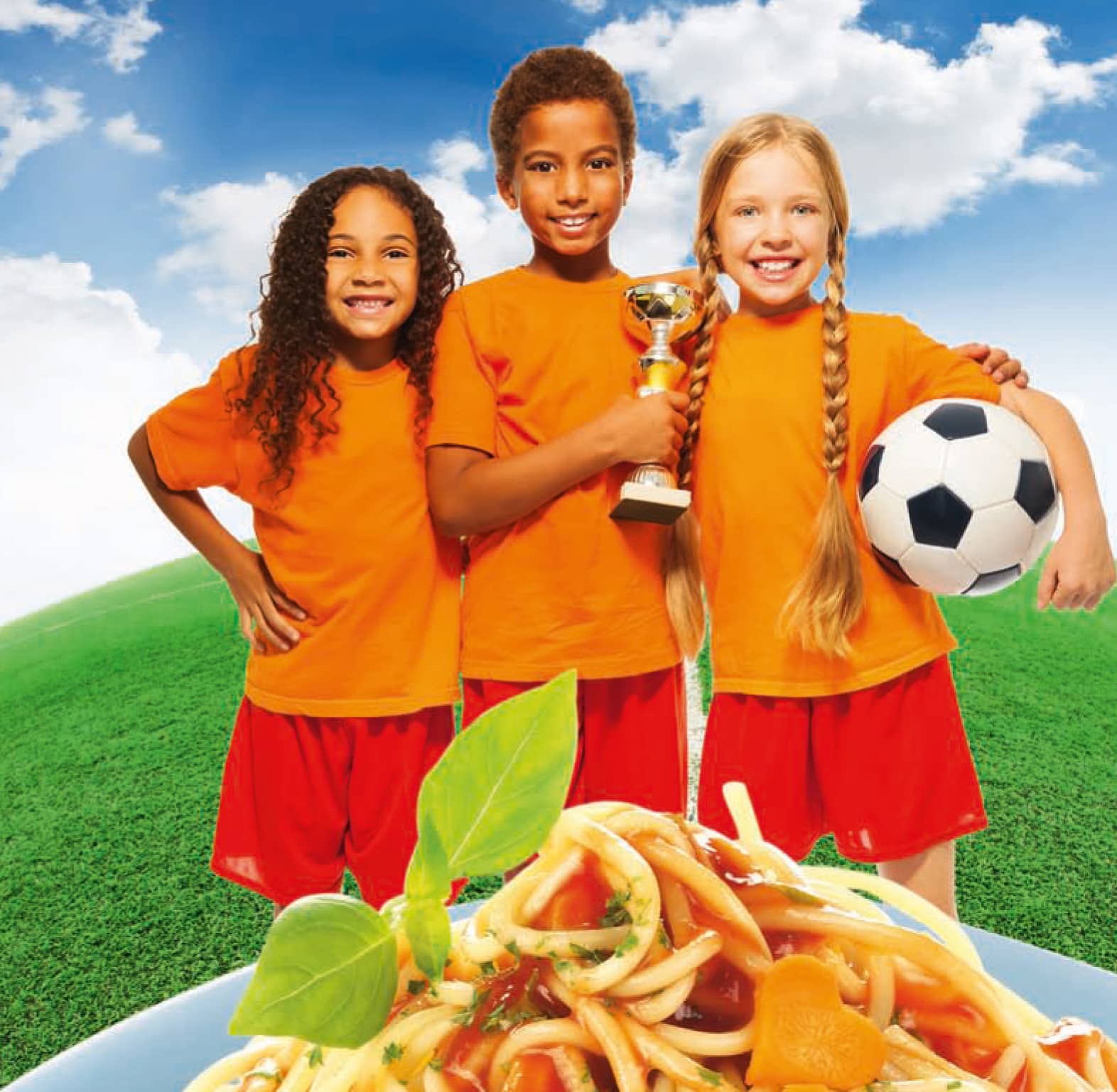 3 Kinder mit Pokal und Fussball und Spaghetti