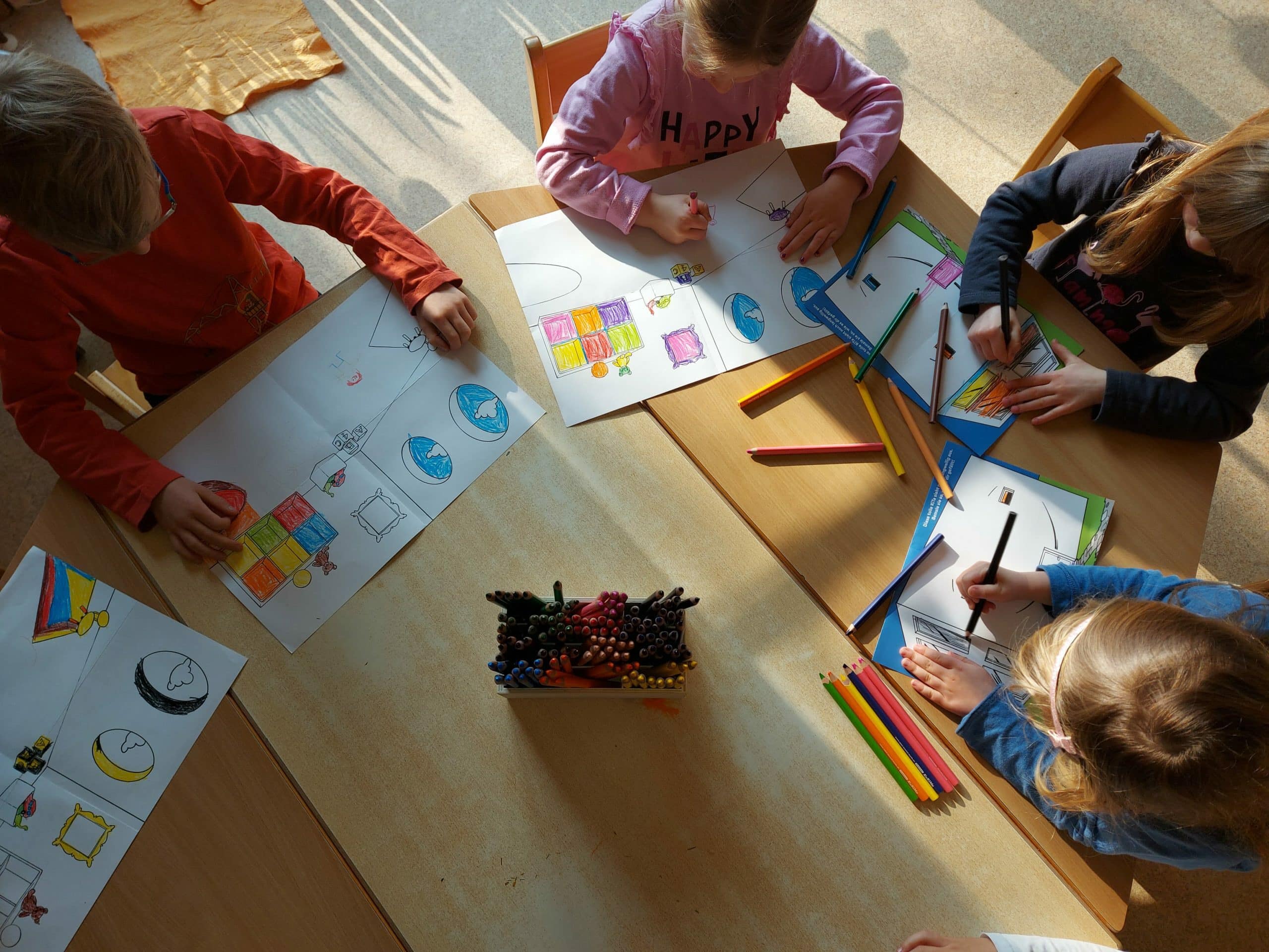 Kindergartenkinder malen Adapteo Bilder im Rahmen einer Sponsoringaktion aus