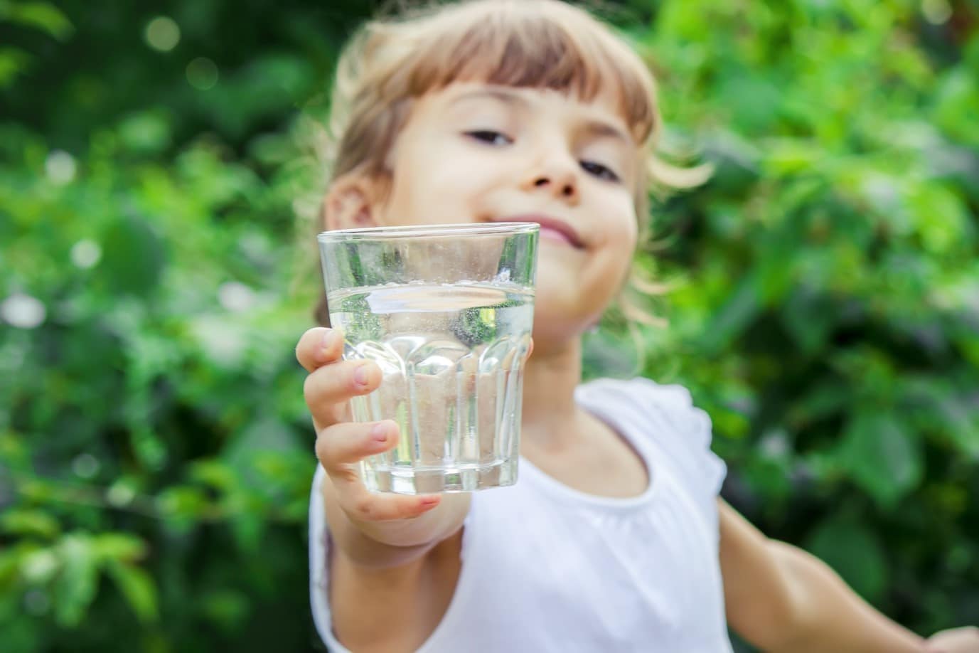 Kind_Natur_Wasserglas